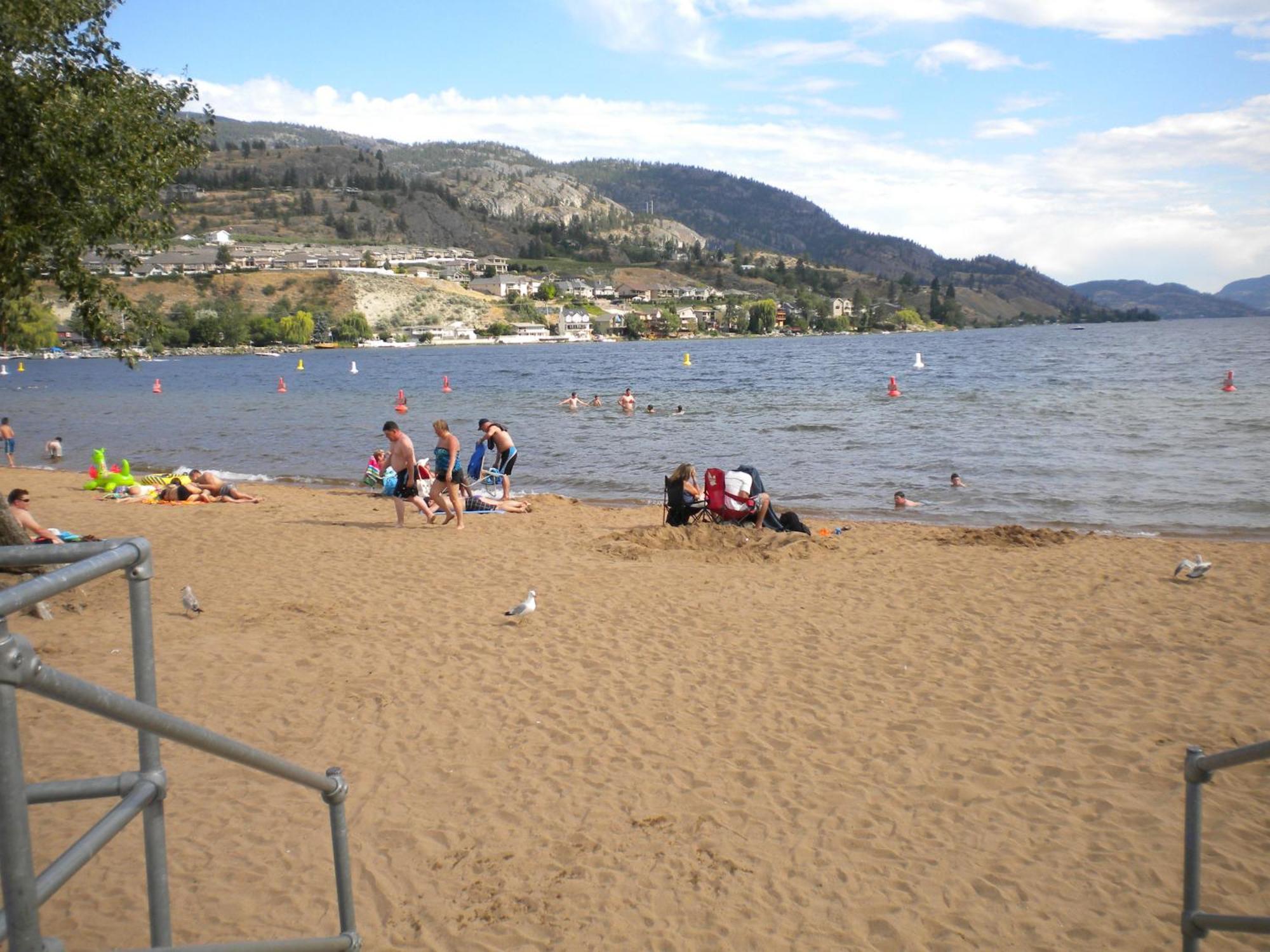 Holiday House Motel Penticton Exterior photo