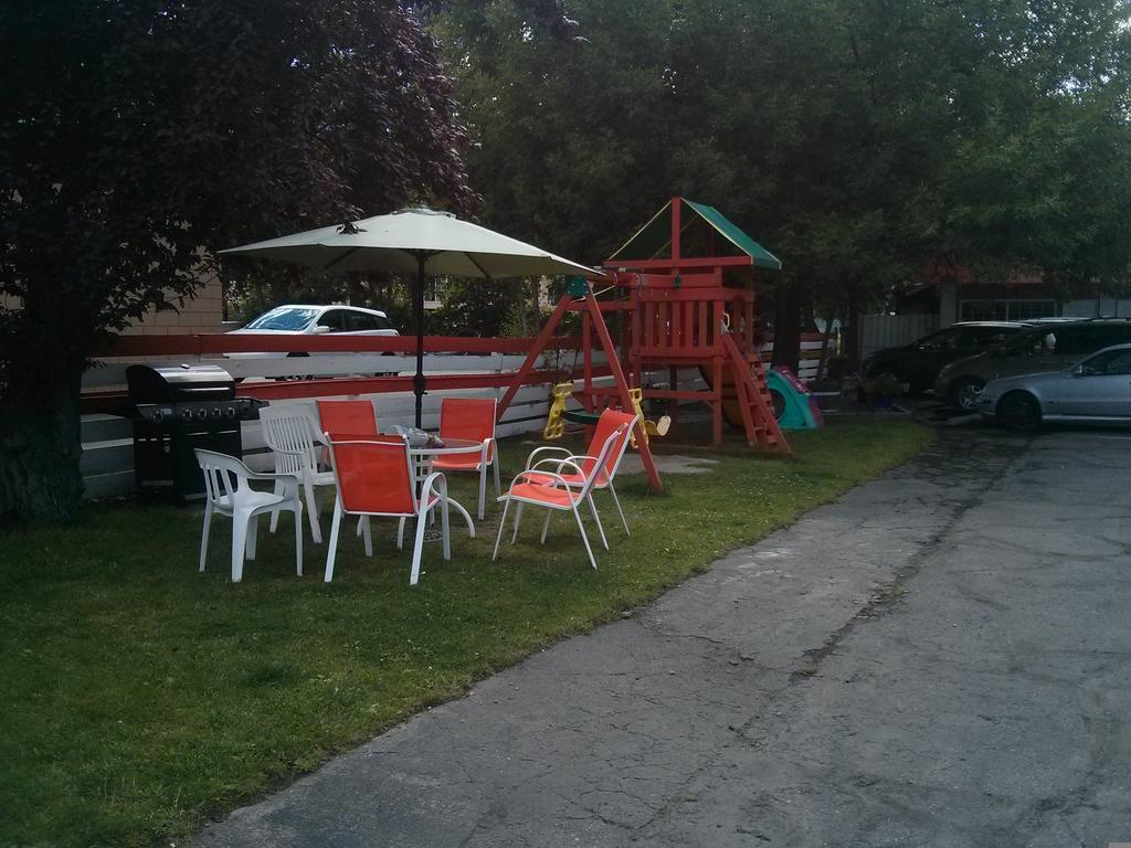 Holiday House Motel Penticton Exterior photo