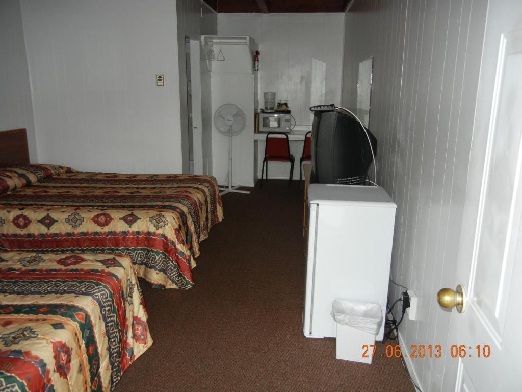 Holiday House Motel Penticton Room photo