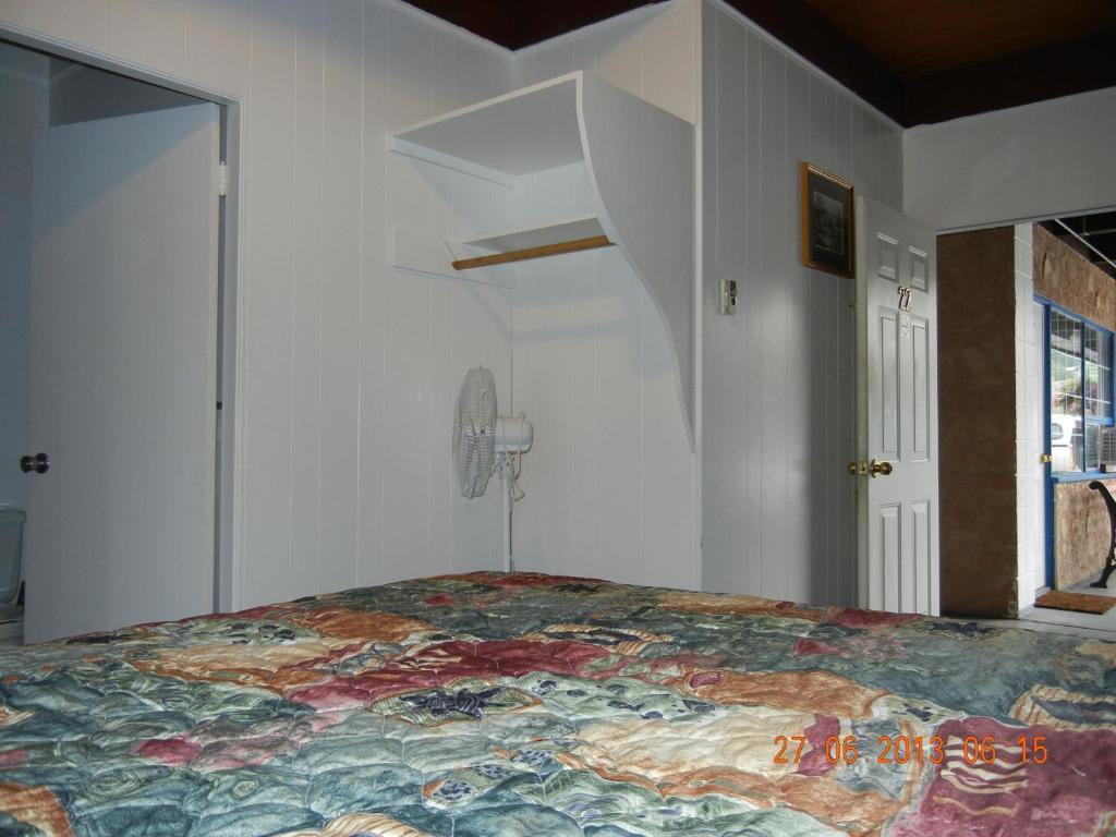 Holiday House Motel Penticton Room photo