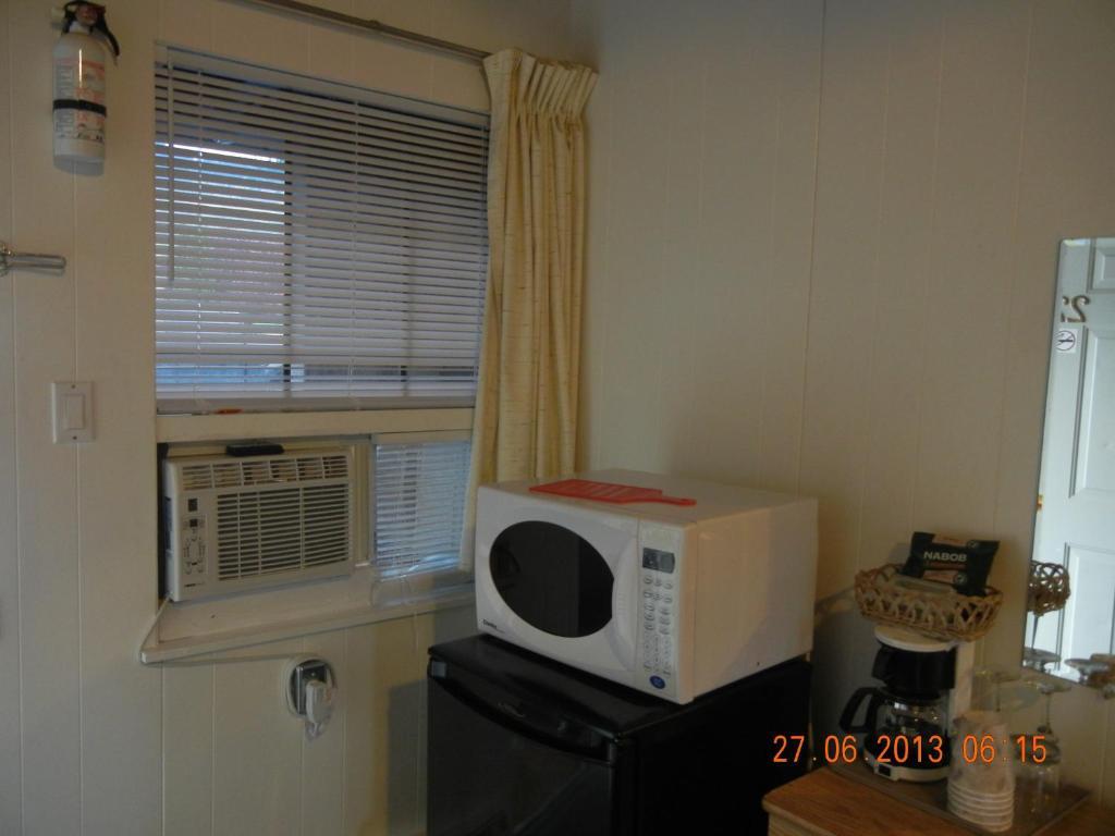 Holiday House Motel Penticton Room photo
