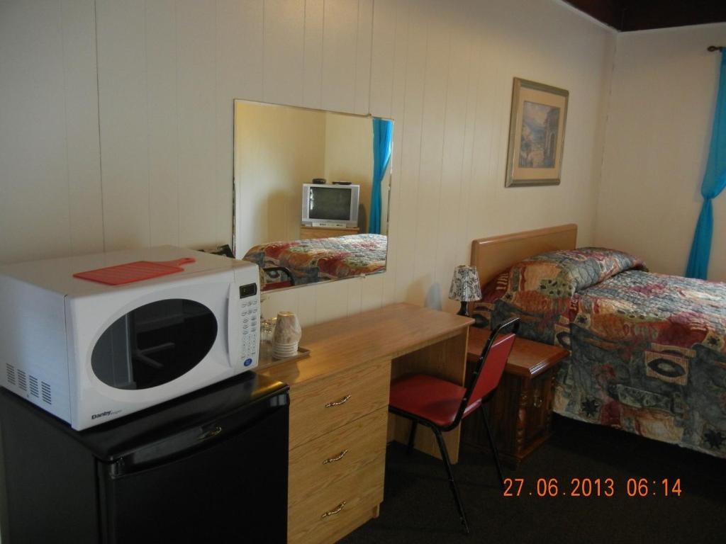 Holiday House Motel Penticton Room photo