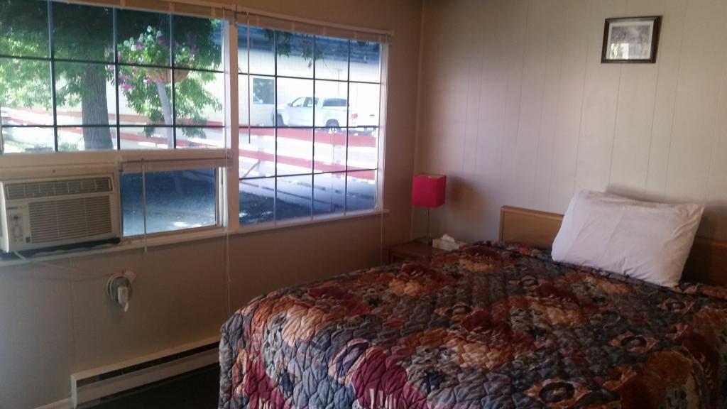 Holiday House Motel Penticton Exterior photo