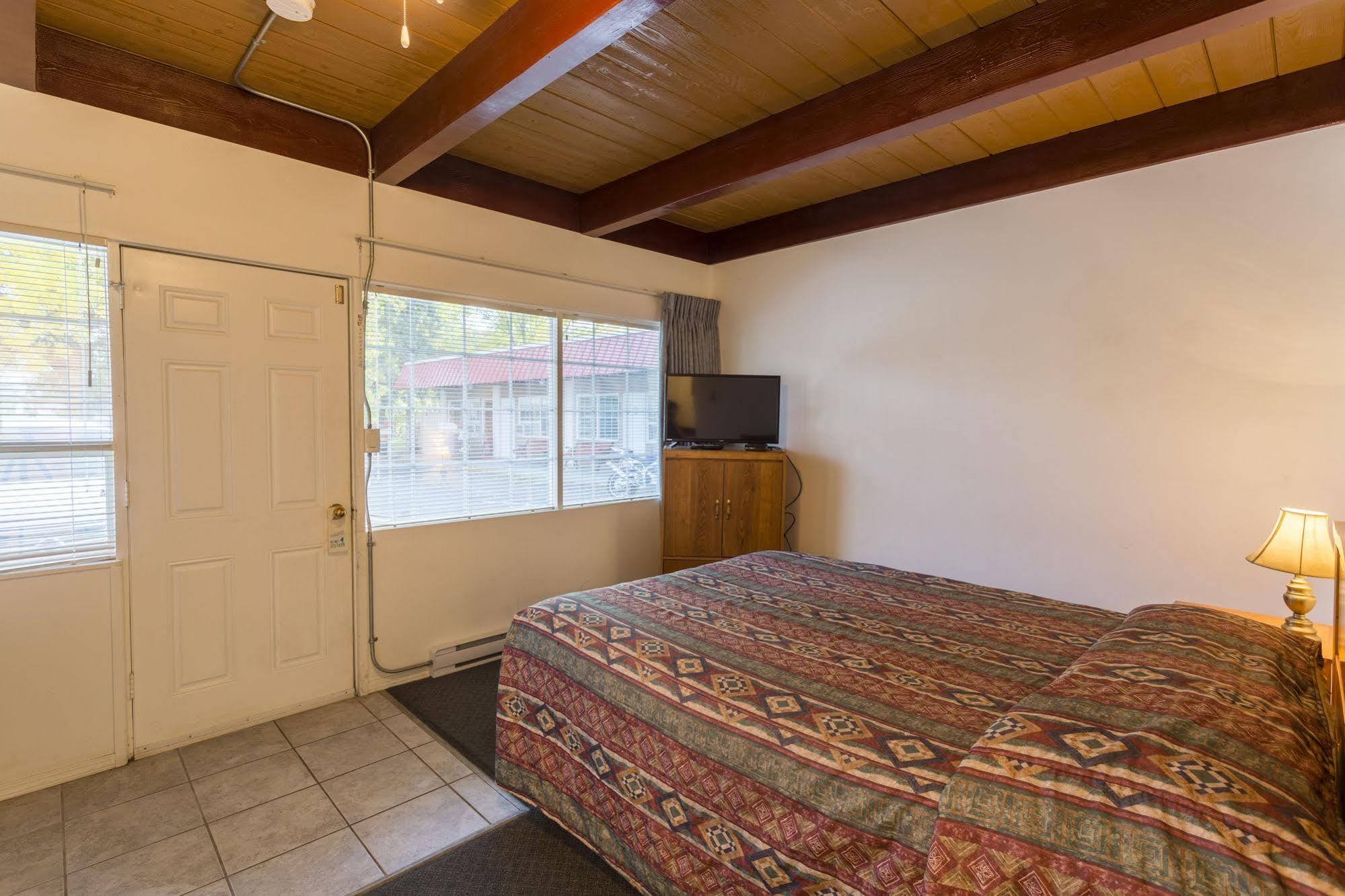 Holiday House Motel Penticton Exterior photo
